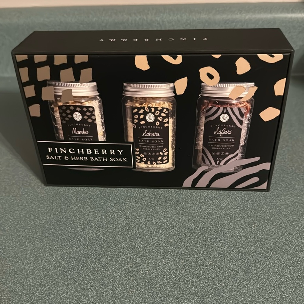 Finchberry salt & herb bath soak